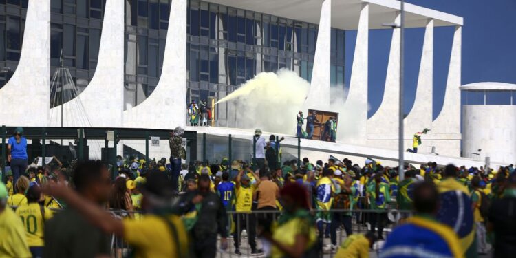 Invasões aos Três Poderes: PGR determina abertura de inquérito