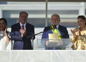 No parlatório, Lula reassume compromisso de cuidar dos brasileiros