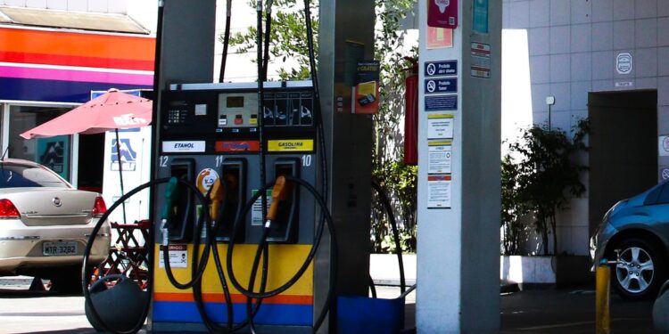 Preço de combustíveis tem queda nos postos de gasolina, diz ANP