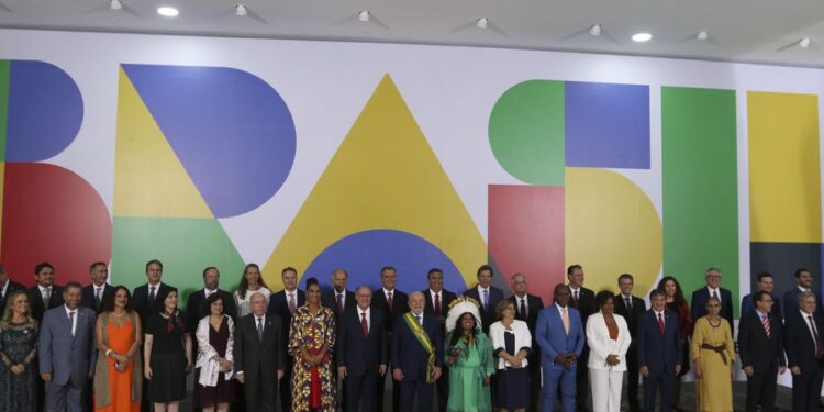 No primeiro dia, Lula cumpre promessas e revoga decretos de Bolsonaro