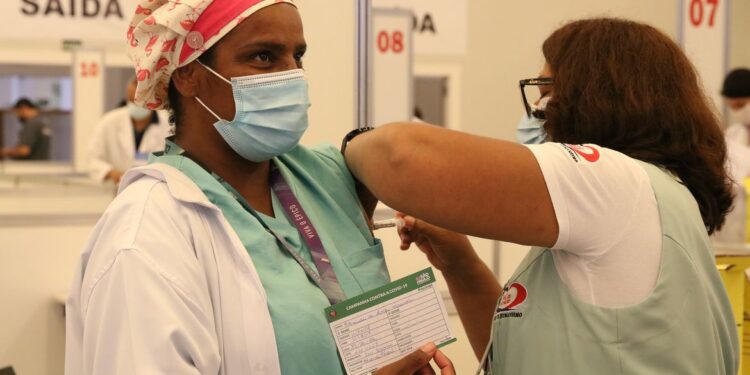 Covid-19: quase 69 milhões estão com a dose de reforço atrasada