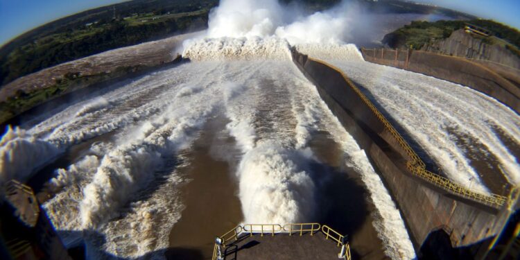 Com aumento das chuvas, usinas hidrelétricas abrem as comportas