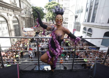 De Carmen Miranda, Anitta estica o Carnaval do Rio de Janeiro