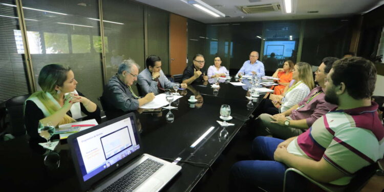 Governo do Ceará vai apresentar projeto à Anatel para ampliar conectividade em escolas e unidades de saúde