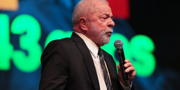 Emocionado, Lula relembra do início do PT no aniversário do partido