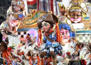 Escolas campeãs celebram resultado na Marquês de Sapucaí