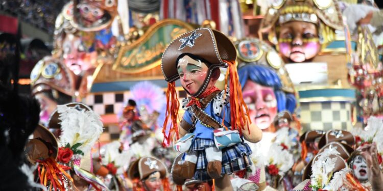 Escolas campeãs celebram resultado na Marquês de Sapucaí