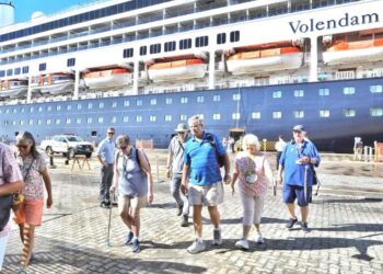 Primeiro Cruzeiro da Temporada 2023 chega a Fortaleza com mais de mil turistas a bordo