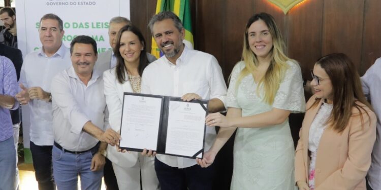 Governador Elmano de Freitas sanciona leis que autorizam programa de combate à fome e mutirão de cirurgias eletivas