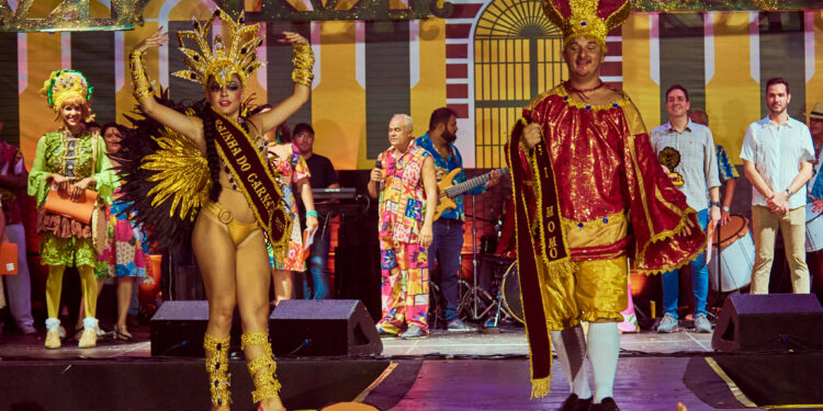 Aracati: Festa da Rainha e Rei do Carnaval homenageia Mercado Municipal e movimenta a noite de sábado