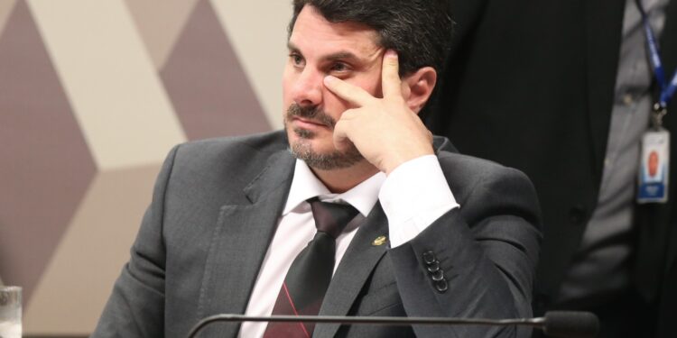 Senador renuncia e diz que Bolsonaro tentou coagi-lo a dar um golpe