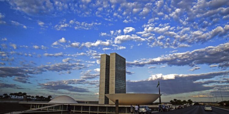 Congresso empossa hoje 513 deputados e 27 senadores