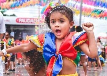 Prefeitura do Aracati distribui pulseiras de identificação para evitar que crianças se percam durante Carnaval