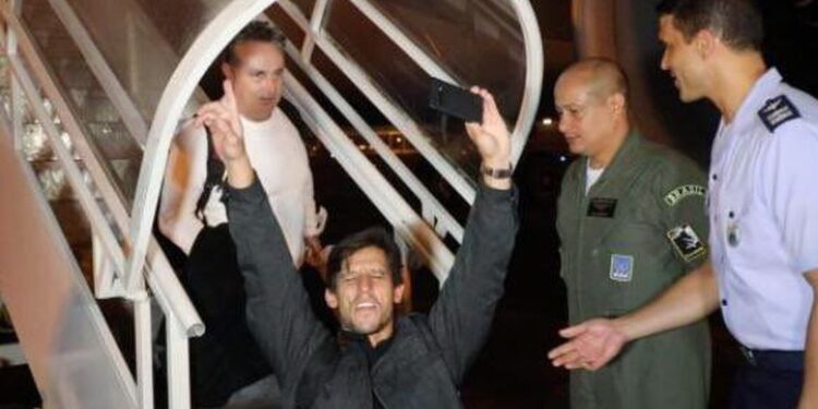 Avião da FAB chega com brasileiros e turcos sobreviventes do terremoto