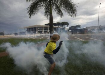 Moraes mantém prisão de investigado por ataques ao STF