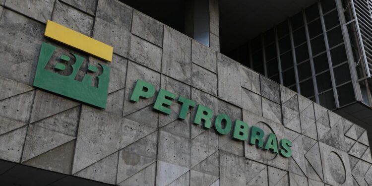 Petrobras abre edital de R$ 432 milhões para projetos socioambientais