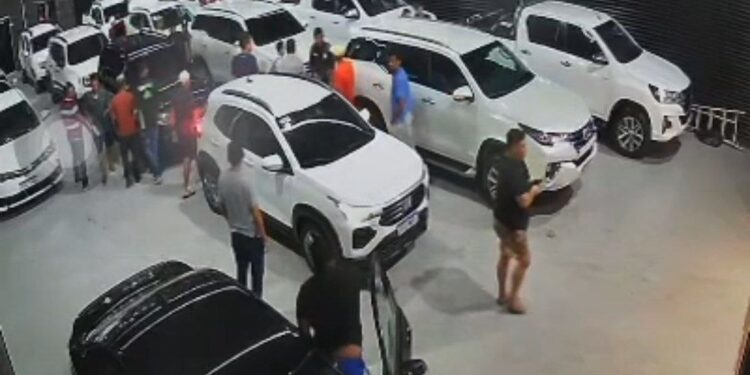 Oito homens são presos após invadirem e subtraírem carros de loja em Fortaleza