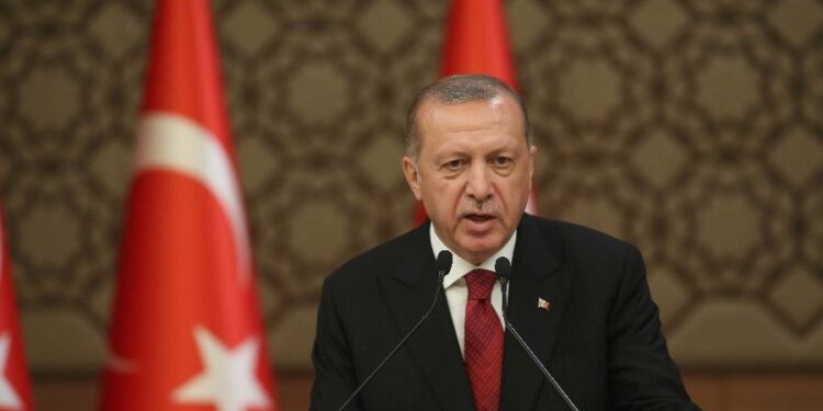 Presidente da Turquia declara uma semana de luto nacional após terremoto