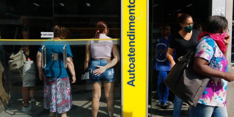 Bancos reabrem após feriado de carnaval