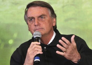 PF pode ouvir Bolsonaro no exterior sobre inquérito dos atos golpistas