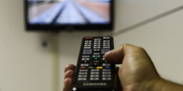 Jovens de até 24 anos veem 7 vezes menos TV aberta do que idosos