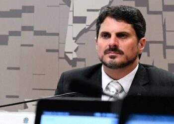 Moraes determina investigação contra senador Marcos do Val