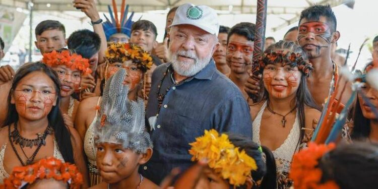 Lula promete retirada definitiva do garimpo na terra yanomami e cobra demarcações