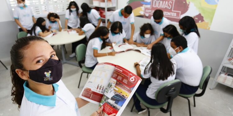 Seduc seleciona livros didáticos de língua inglesa para serem utilizados nos CCIs