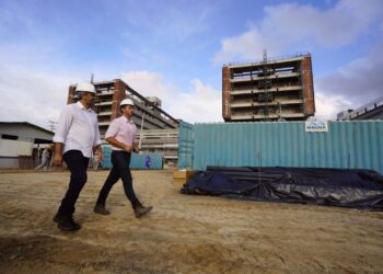 Com 93% das obras executadas, Hospital Universitário do Ceará é vistoriado pelo governador Elmano