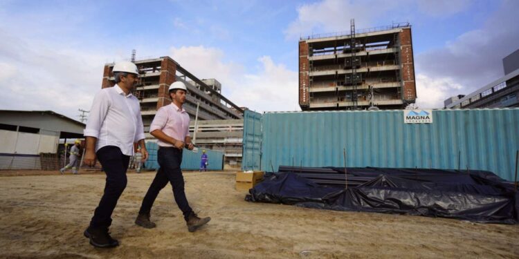 Com 93% das obras executadas, Hospital Universitário do Ceará é vistoriado pelo governador Elmano
