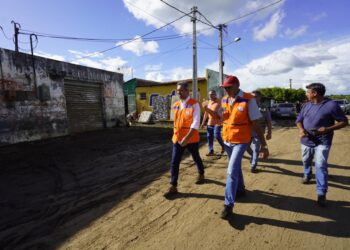 Governador Elmano de Freitas visita regiões afetadas pelas chuvas deste início da semana no Ceará