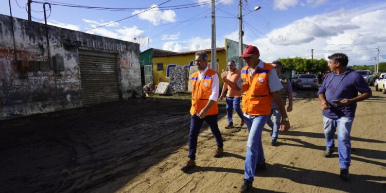 Governador Elmano de Freitas visita regiões afetadas pelas chuvas deste início da semana no Ceará