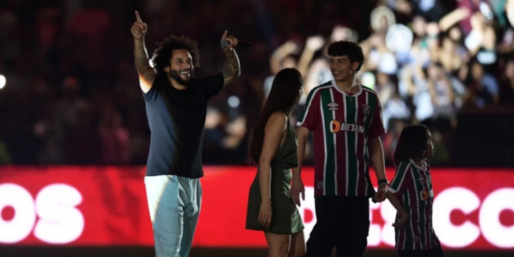 Marcelo é apresentado no Flu com Maracanã em festa: ‘voltando para casa’