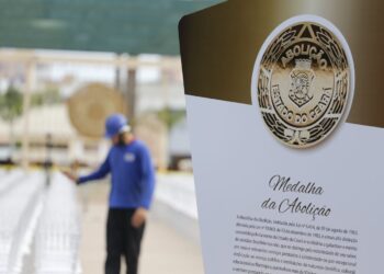 Governador Elmano de Freitas anuncia homenageados com a Medalha da Abolição 2023