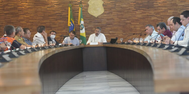 Governador reúne grupo para definir novas ações em municípios atingidos pelas enchentes