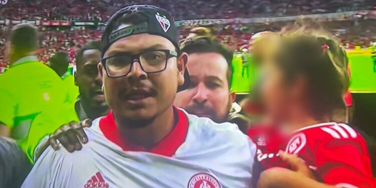 Torcedor que invadiu campo com filha no colo no RS para brigar responderá a dois inquéritos