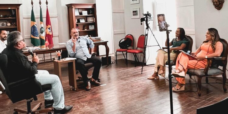 Prefeito do Aracati fala à Sinal sobre Carnaval, Obras, Câmara Municipal, Política e mais