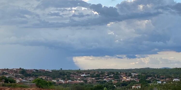 Ceará segue com condições de chuvas em todas as macrorregiões; quinta (16) e sexta (17) poderão ser de registros mais intensos