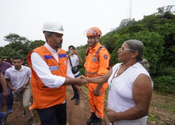Governador Elmano de Freitas visita área atingida pelas chuvas em Aratuba