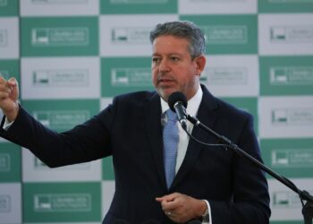 Lira quer mais deputados em comissões mistas para destravar MPs