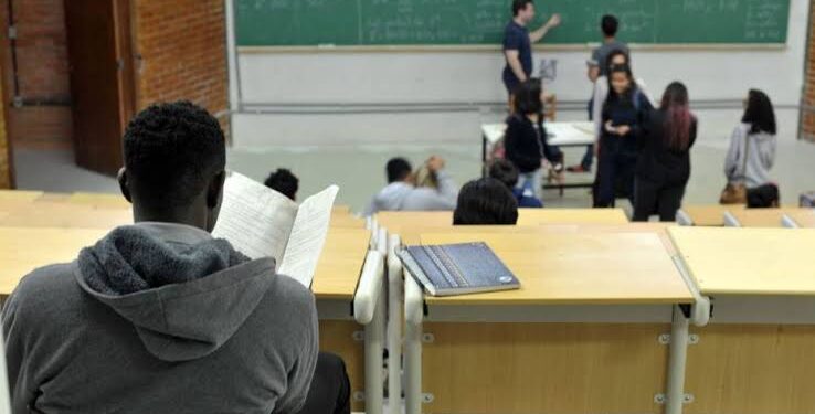 Aula antes das 9h prejudica sono e piora desempenho acadêmico, diz estudo