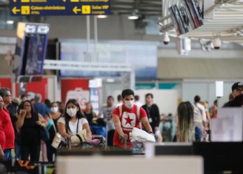 Anvisa derruba obrigatoriedade de máscaras em aeroportos e aviões