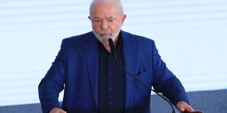 Lula conversa com Zelensky sobre guerra na Ucrânia