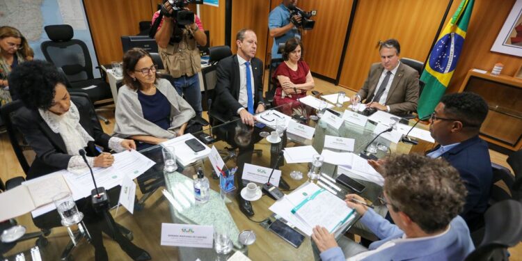 Governo estuda criar disque denúncia contra violência nas escolas