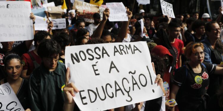 Governo suspende cronograma de implementação do Novo Ensino Médio