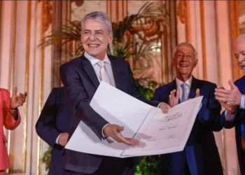 Chico Buarque recebe Prêmio Camões