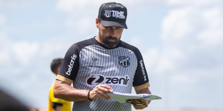 Gustavo Morínigo mostra preocupação com setor defensivo; o Ceará sofreu cinco gols em duas partidas na Série B