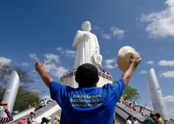 Ceará: Fiéis preenchem parede de orações perto de estátua de padre Cícero