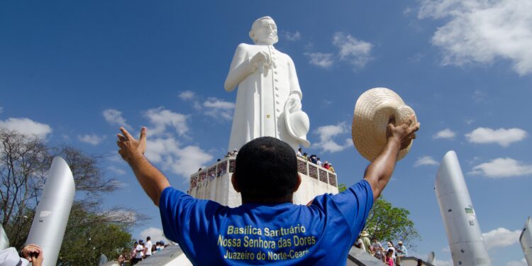 Ceará: Fiéis preenchem parede de orações perto de estátua de padre Cícero