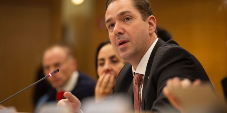 Deputado federal Eduardo Bismarck representa o Brasil na OCDE e debate sobre políticas de melhorias no desenvolvimento econômico